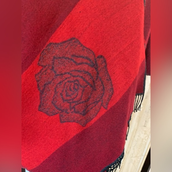BEAUTIFUL REVERSIBLE ROSE DESIGN FRINGED CAPE PANCHO SHAWL - Picture 12 of 12